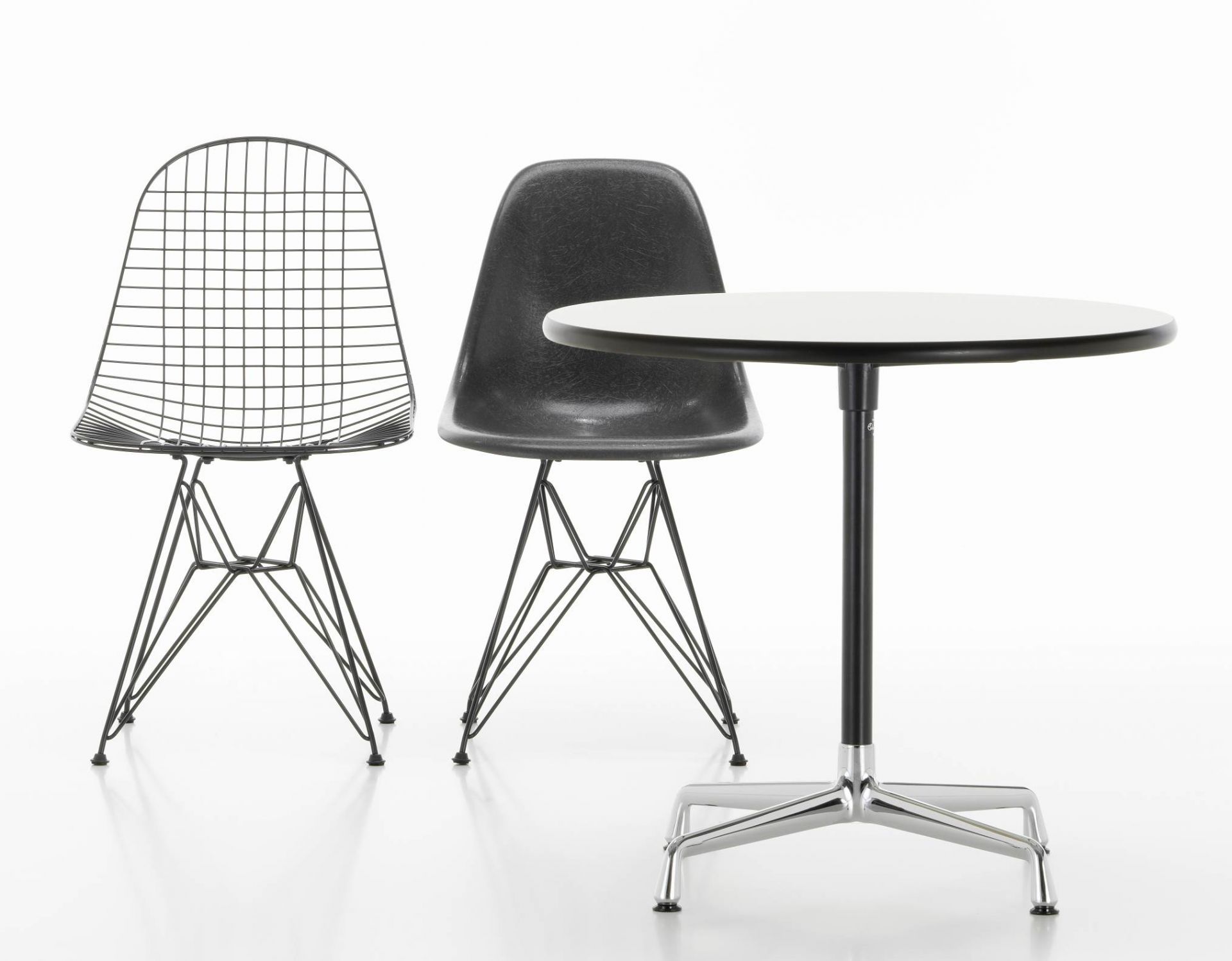 Eames Contract Table von Vitra, runder Tisch mit Stühlen im minimalistischen Design für Büro und Zuhause.