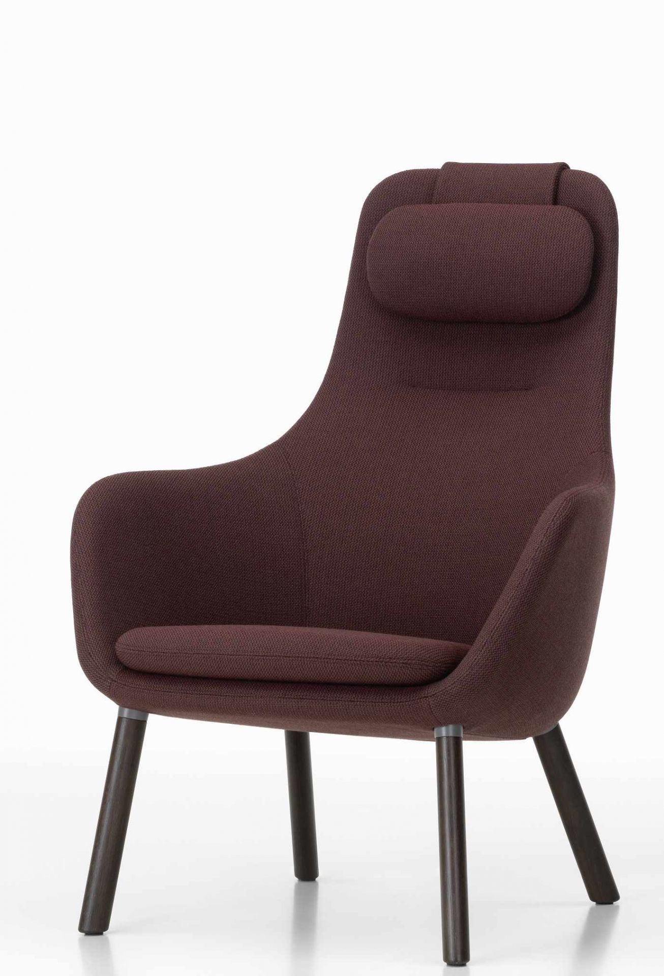 Brauner Vitra Hal Lounge Chair Sessel mit Sitzkissen und Kopfstütze vor weißem Hintergrund.