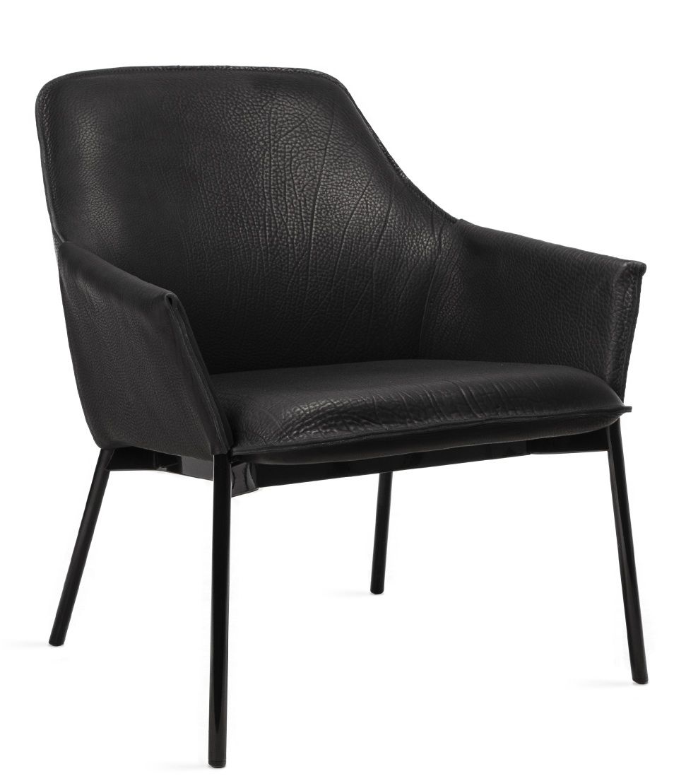 Schwarzer Grace Lounge Chair Low von Freifrau Manufaktur mit Lederbezug und filigranem Metallgestell.
