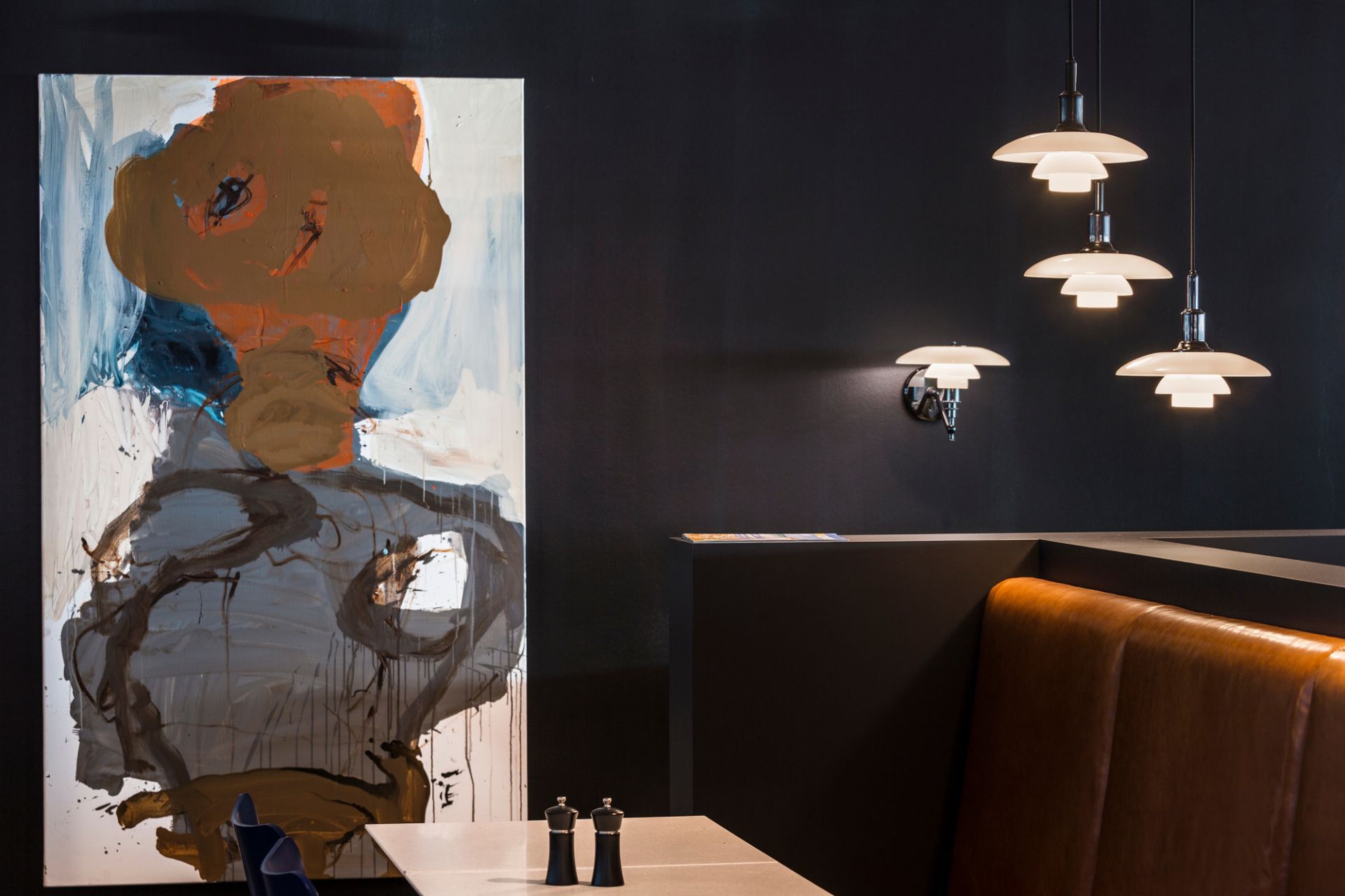 PH 4 1/2 - 4 Pendelleuchte von Louis Poulsen: Glas Hängelampe im Interieur mit Kunst.