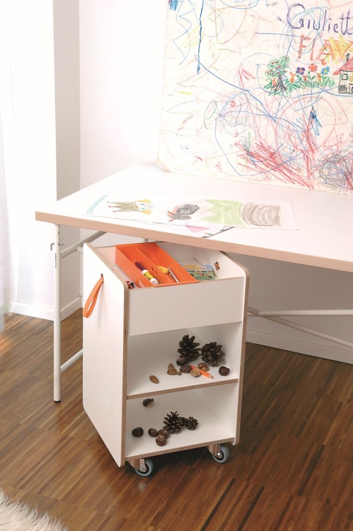 Eiermann Kinderschreibtisch mit Rollcontainer für Stifte und Spielsachen, ideal für das Kinderzimmer.