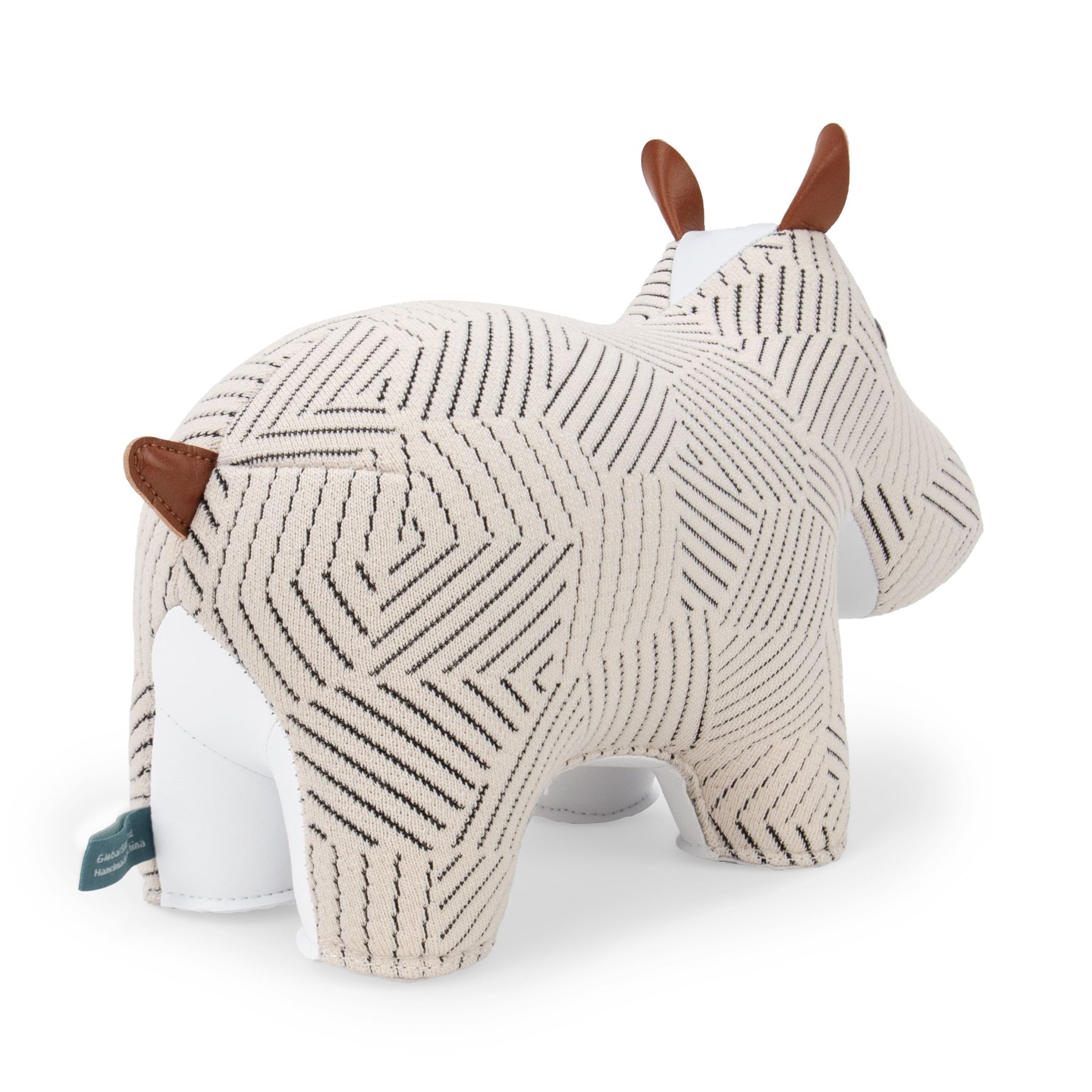 Weiße Hippo Buchstütze "Razzle Dazzle" von Zuny x KVADRAT mit geometrischem Muster und braunen Akzenten.