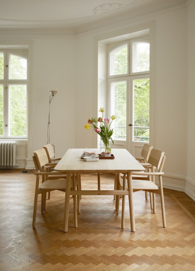 Heller Hven Tisch von Skagerak by Fritz Hansen mit Stühlen in einem hellen Raum.