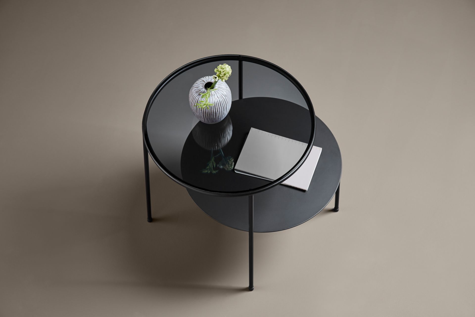 Duo Beistelltisch von Woud: Schwarzer Couchtisch mit dunklem Rauchglas, modernes Design für Wohnzimmer.