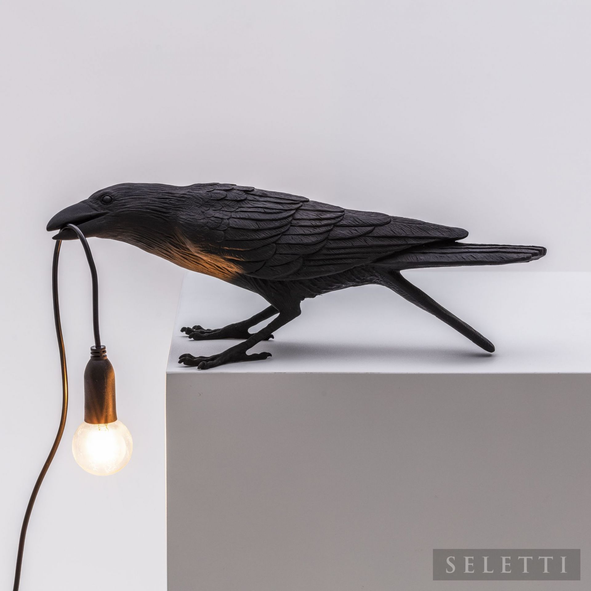 Schwarze Bird Lamp Playing von Seletti, eine Design-Leuchte in Form eines Raben.