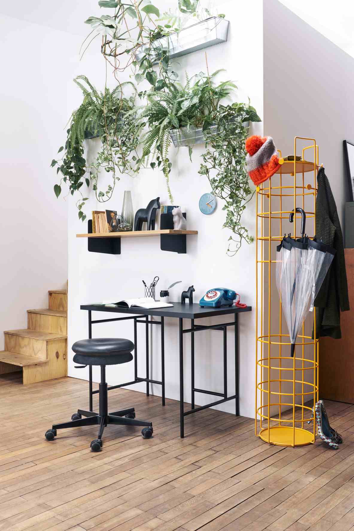 Gelbe Bazar Standgarderobe von Richard Lampert im Flur mit Schirm, Hut und Jacke.