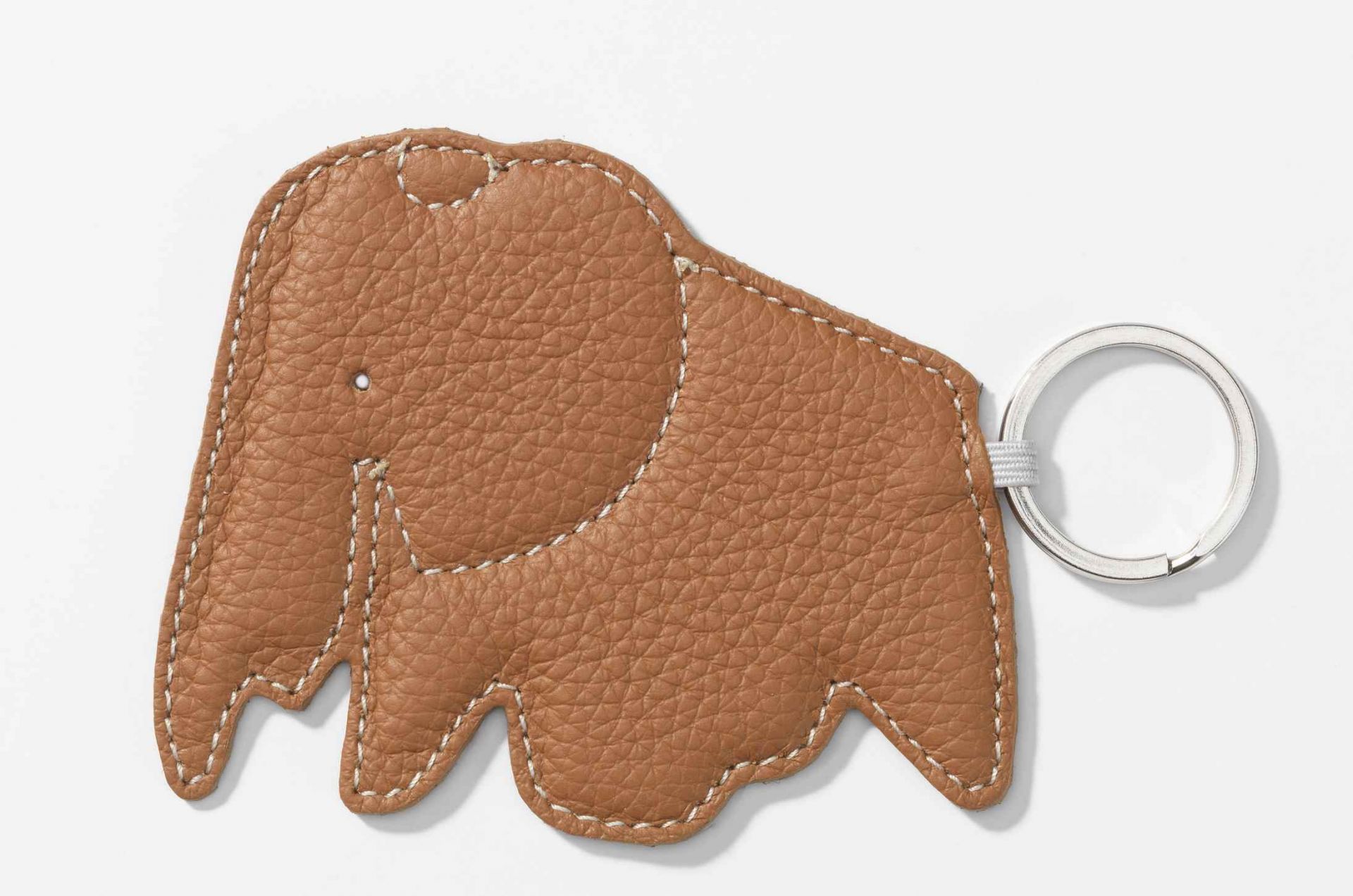 Cognacfarbener Elefant Schlüsselanhänger aus Leder mit silberfarbenem Schlüsselring. Dekorativer Anhänger für Schlüsselbund.