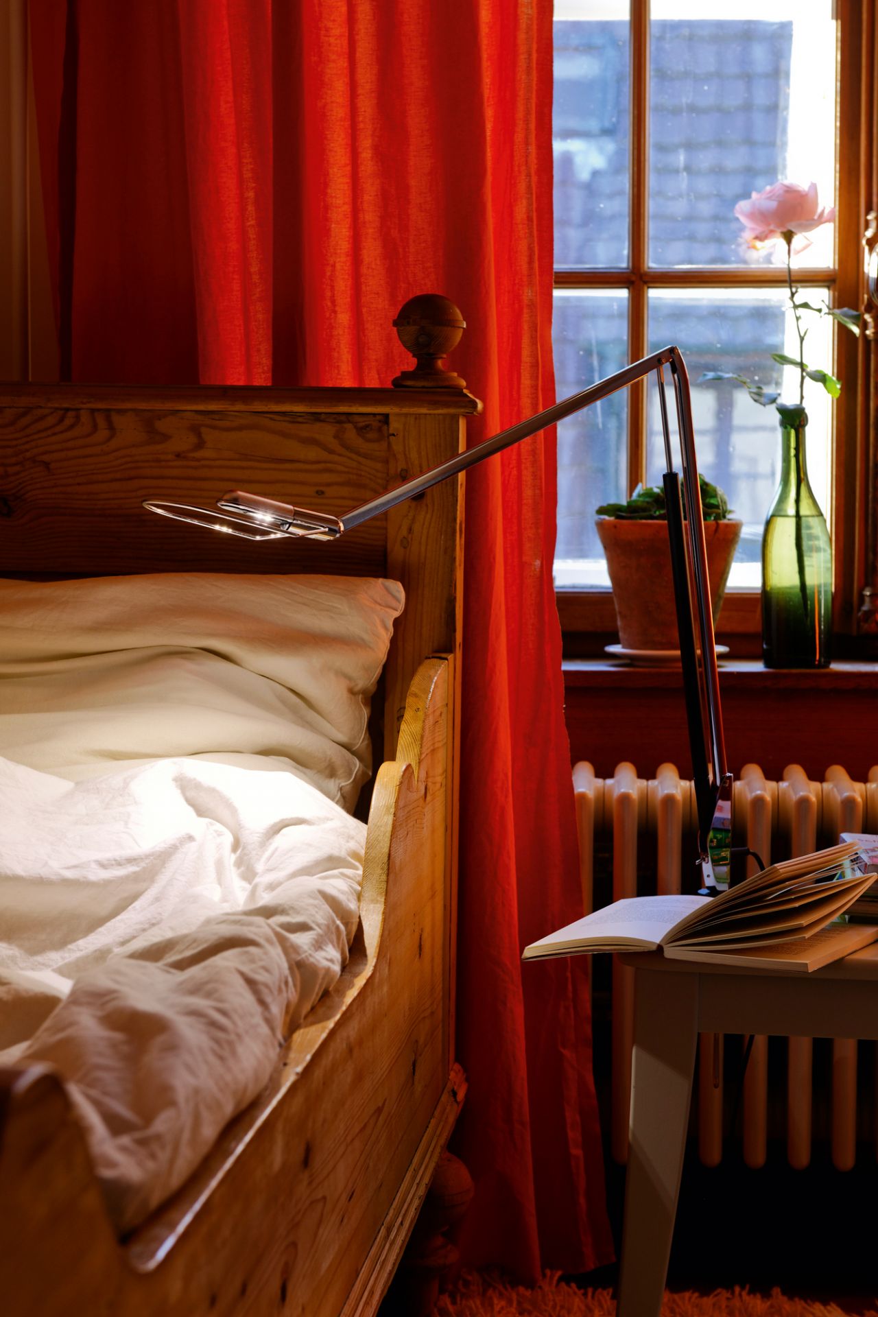Liftolino LED Tischleuchte in Schwarz neben Bett, dimmbar, für Schlafzimmer oder Nachttisch.