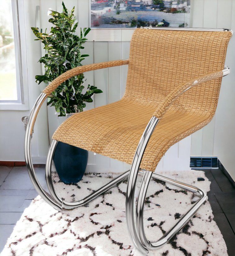 MR Stuhl mit Armlehnen aus Rattan von Knoll International, Chromgestell und hellem Rattangeflecht.