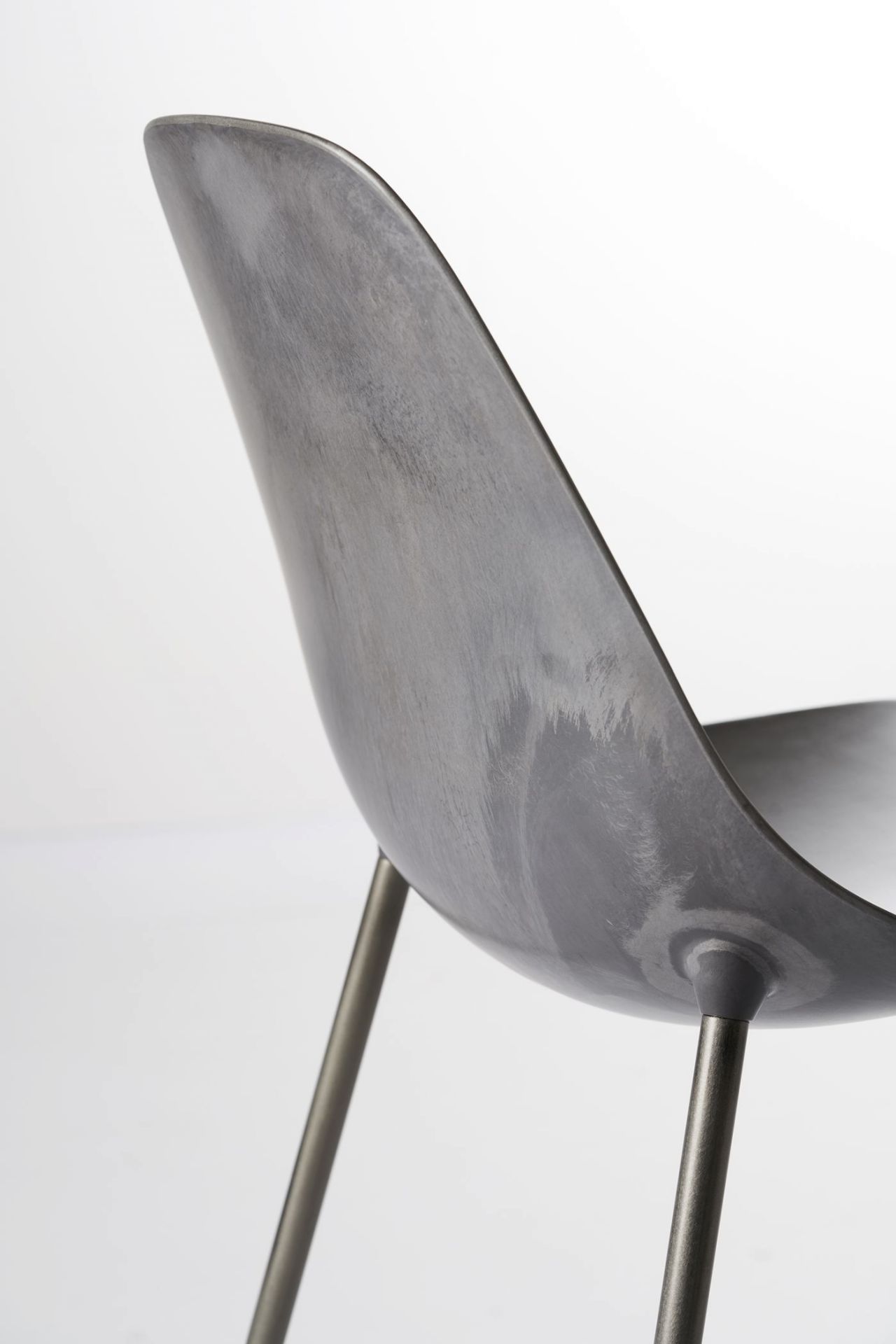 Detailaufnahme des Mammamia Stuhls von Opinion Ciatti: Grauer Metallstuhl mit filigranen Beinen.