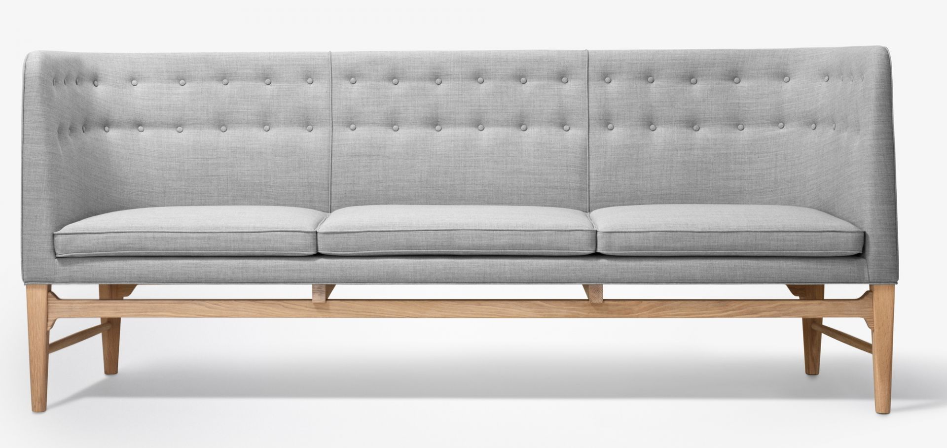 Graues Mayor 3-Sitzer Sofa mit Knopfleiste und hellem Holzgestell, modernes Design für Wohnzimmer.