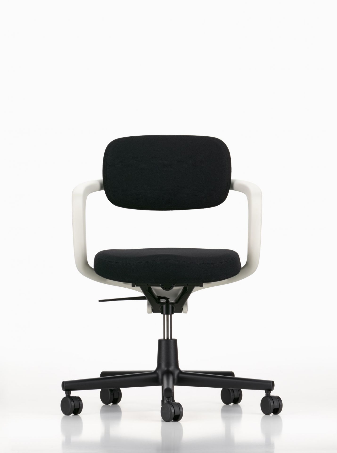 Allstar Bürodrehstuhl von Vitra, schwarzer Stoffbezug, weiße Armlehnen, ergonomischer Bürostuhl für das Büro.