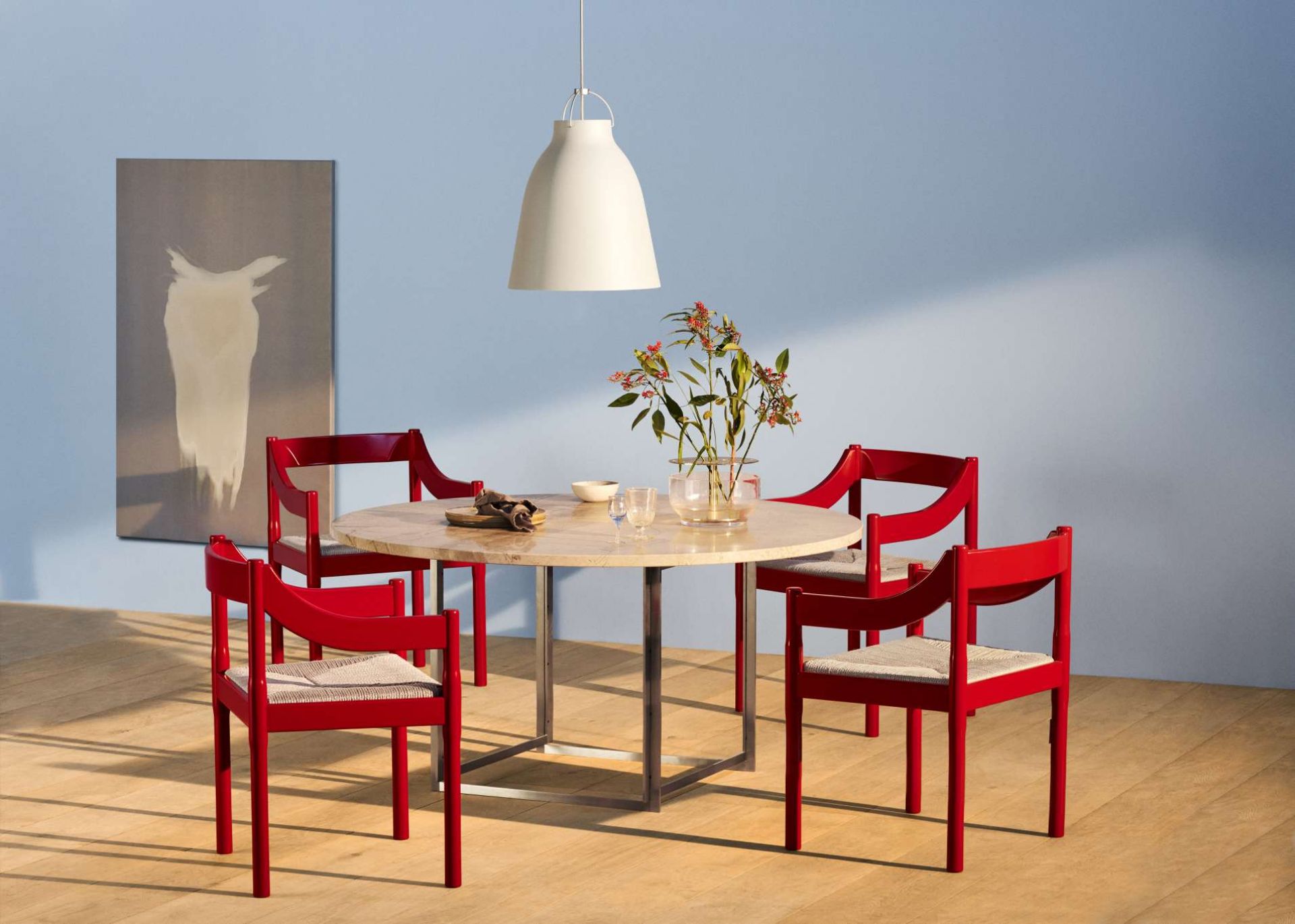 PK54 Esstisch von Fritz Hansen mit Marmorplatte und roten Stühlen im Esszimmer.