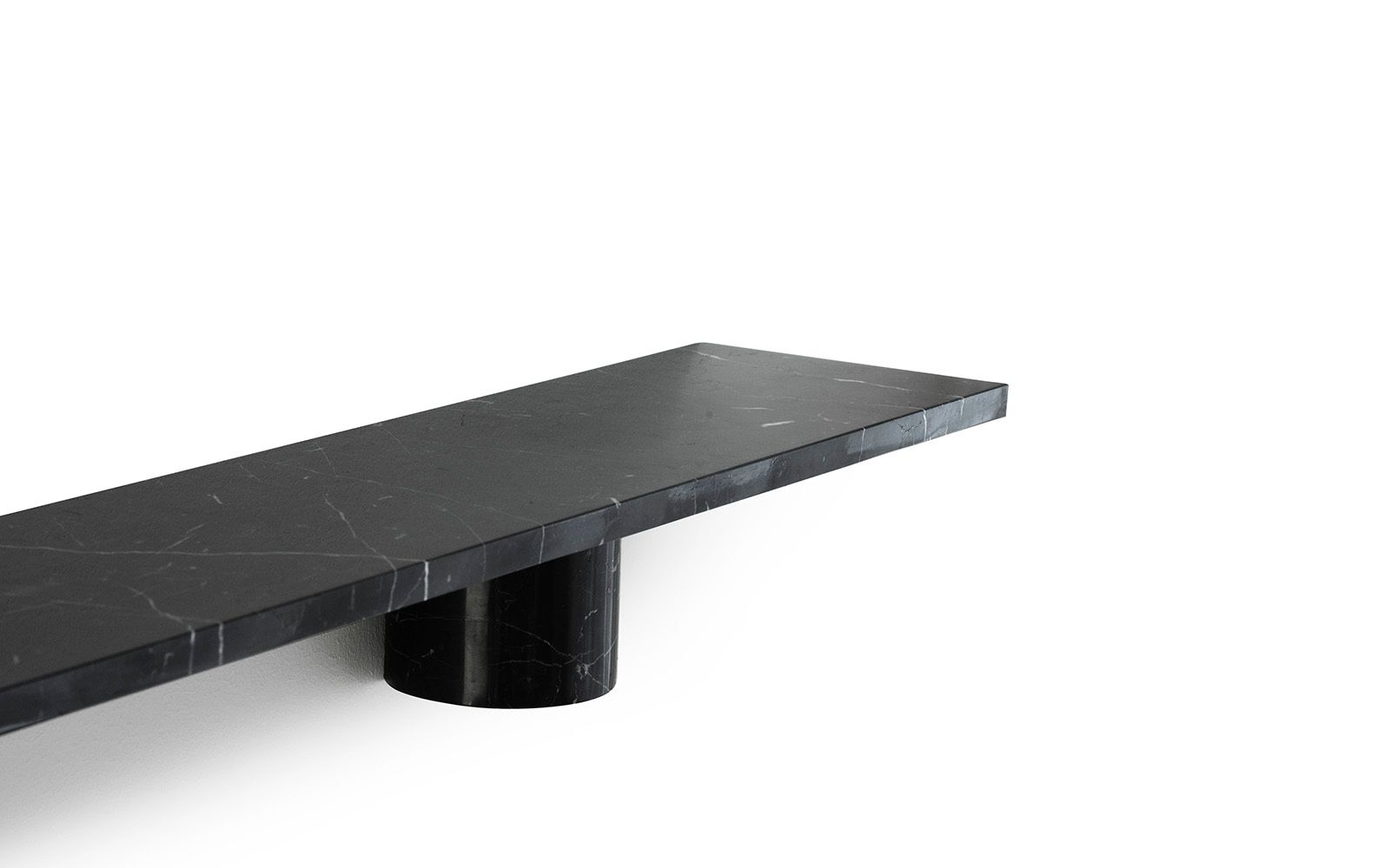 Schwarzes Sten Regal von Normann Copenhagen, Wandregal aus Marmor mit zylindrischer Halterung, modernes Design.