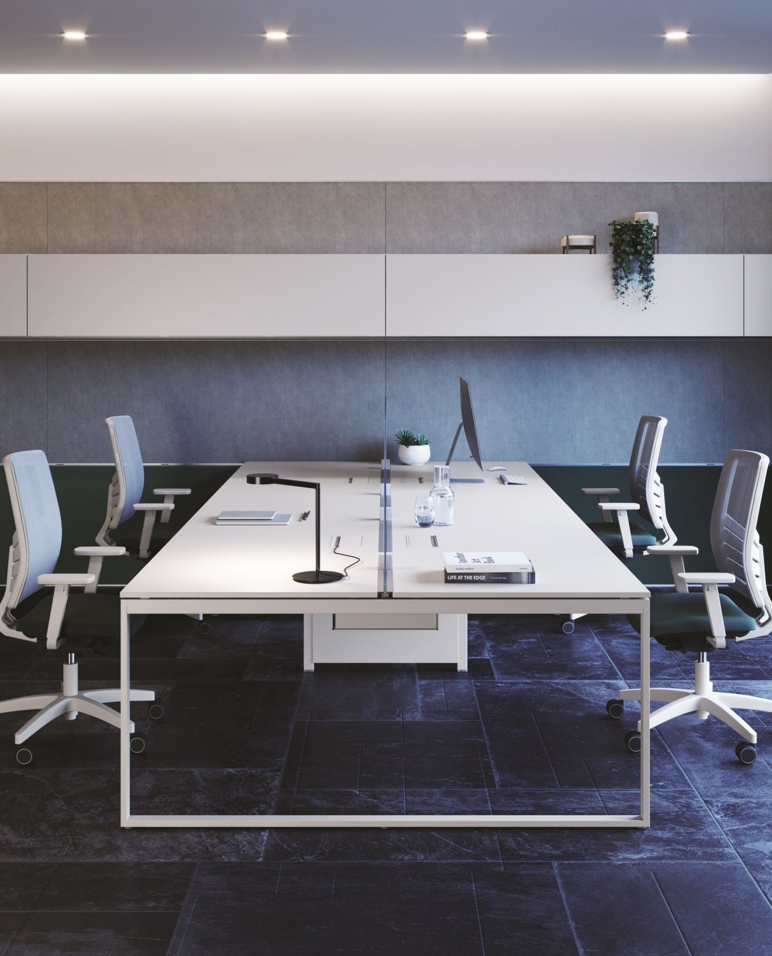 Heller Vierer-Schreibtisch Pop Square Frezza mit Bürostühlen in modernem Büro, ideal für Coworking und konzentriertes Arbeiten.