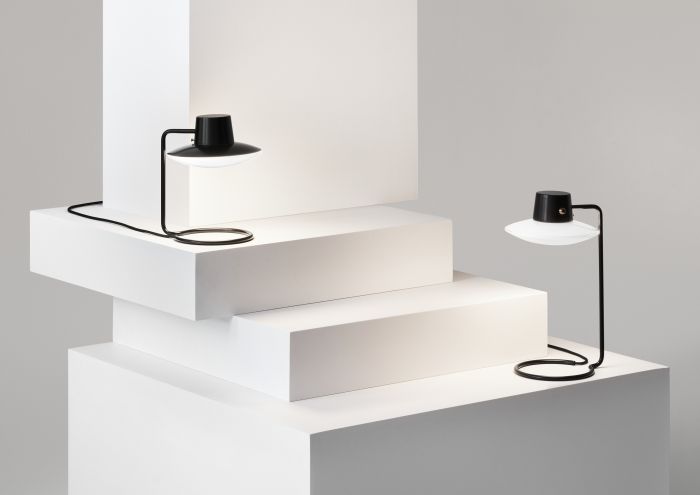 AJ Oxford Tischleuchte von Louis Poulsen, moderne Tischlampe mit schwarzem Schirm und weißem Diffusor.