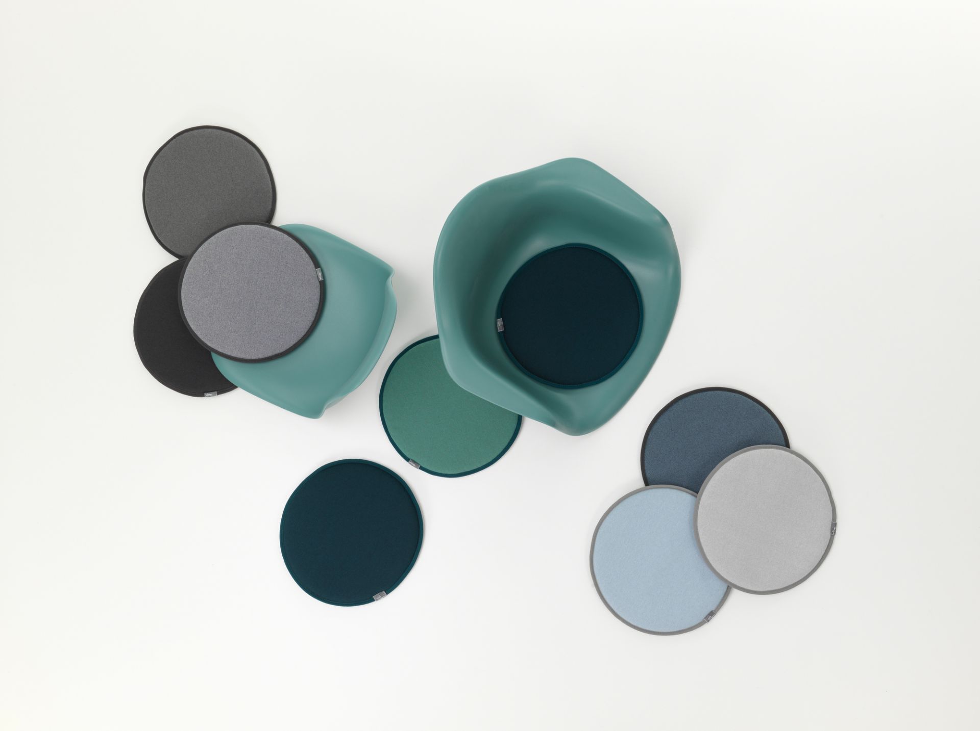 Vitra Seat Dot Sitzkissen in verschiedenen Farben und zwei Stühlen, Draufsicht.
