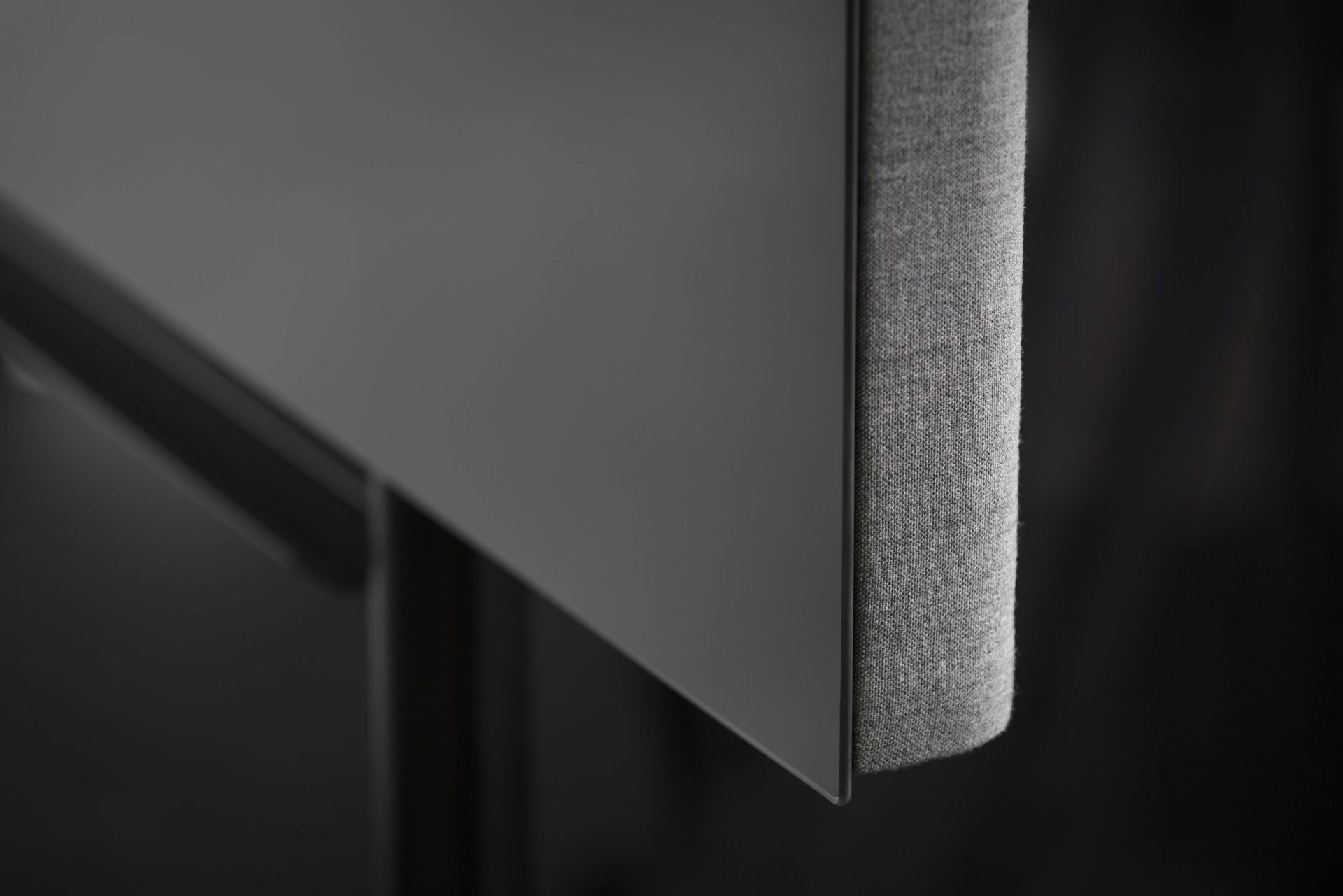 Detailaufnahme der grauen Chat Board Move Acoustic Stellwand mit Stoffbezug und Metalleinfassung.
