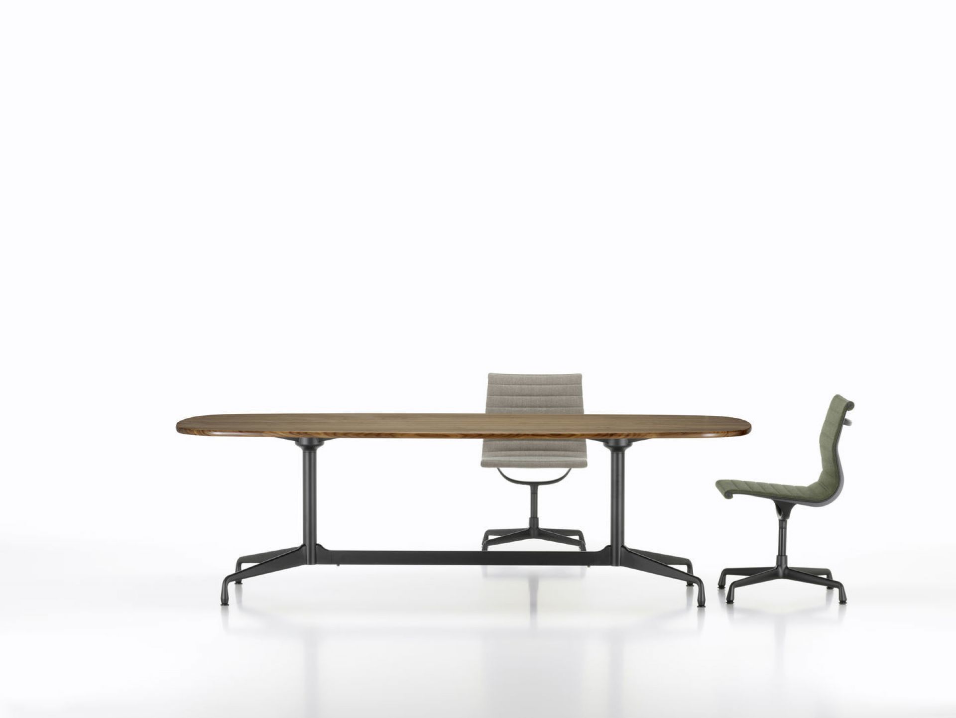 Eames Segmented Table Esstisch Bootsform 220 cm von Vitra mit zwei Bürostühlen.