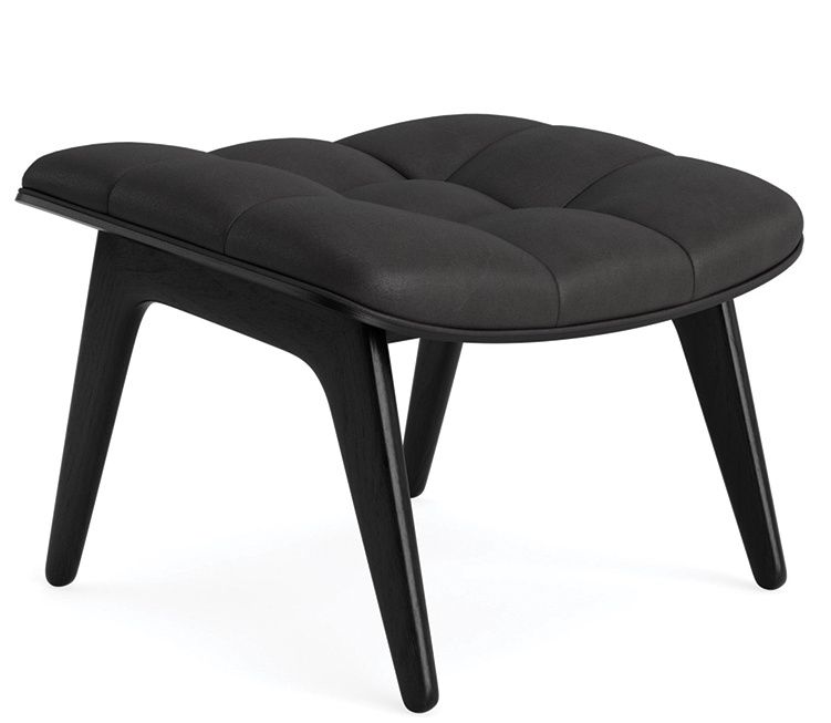 NORR11 Mammoth Ottoman in Schwarz: Gepolsterter Hocker mit Knopfheftung und dunklen Holzbeinen.