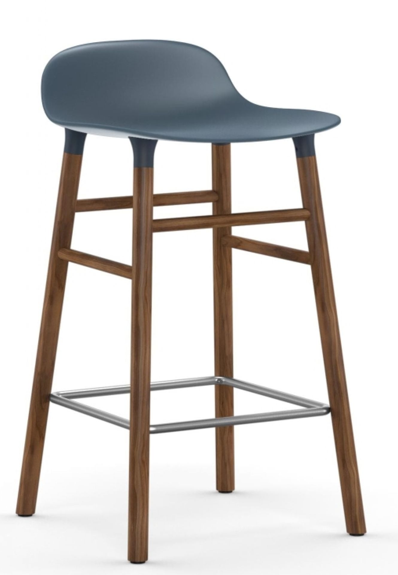 Normann Copenhagen Form Barhocker H 65 cm mit blauer Sitzfläche und Holzbeinen.