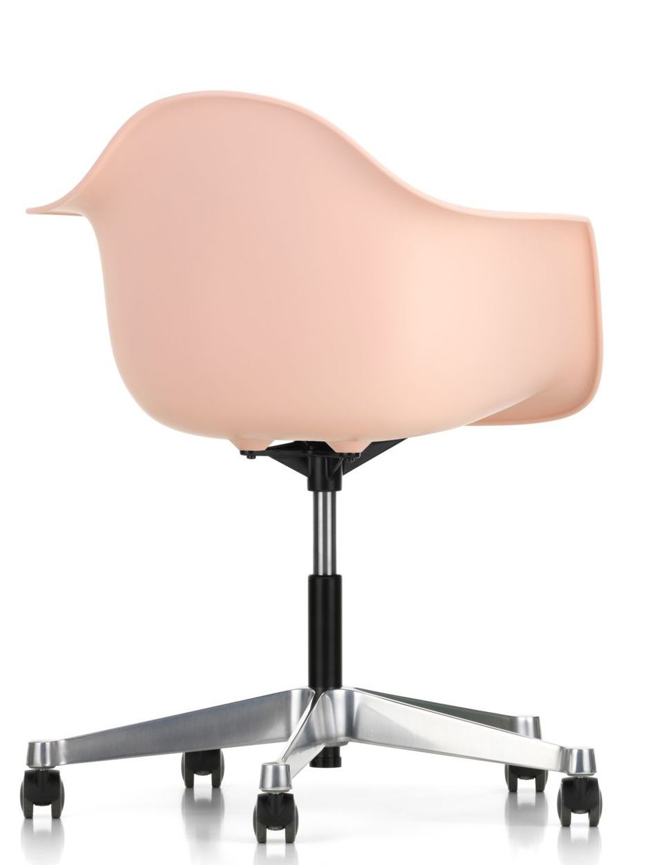 Eames Plastic Arm Chair von Vitra in Rosa, Bürostuhl mit Rollen und Aluminiumfuß.