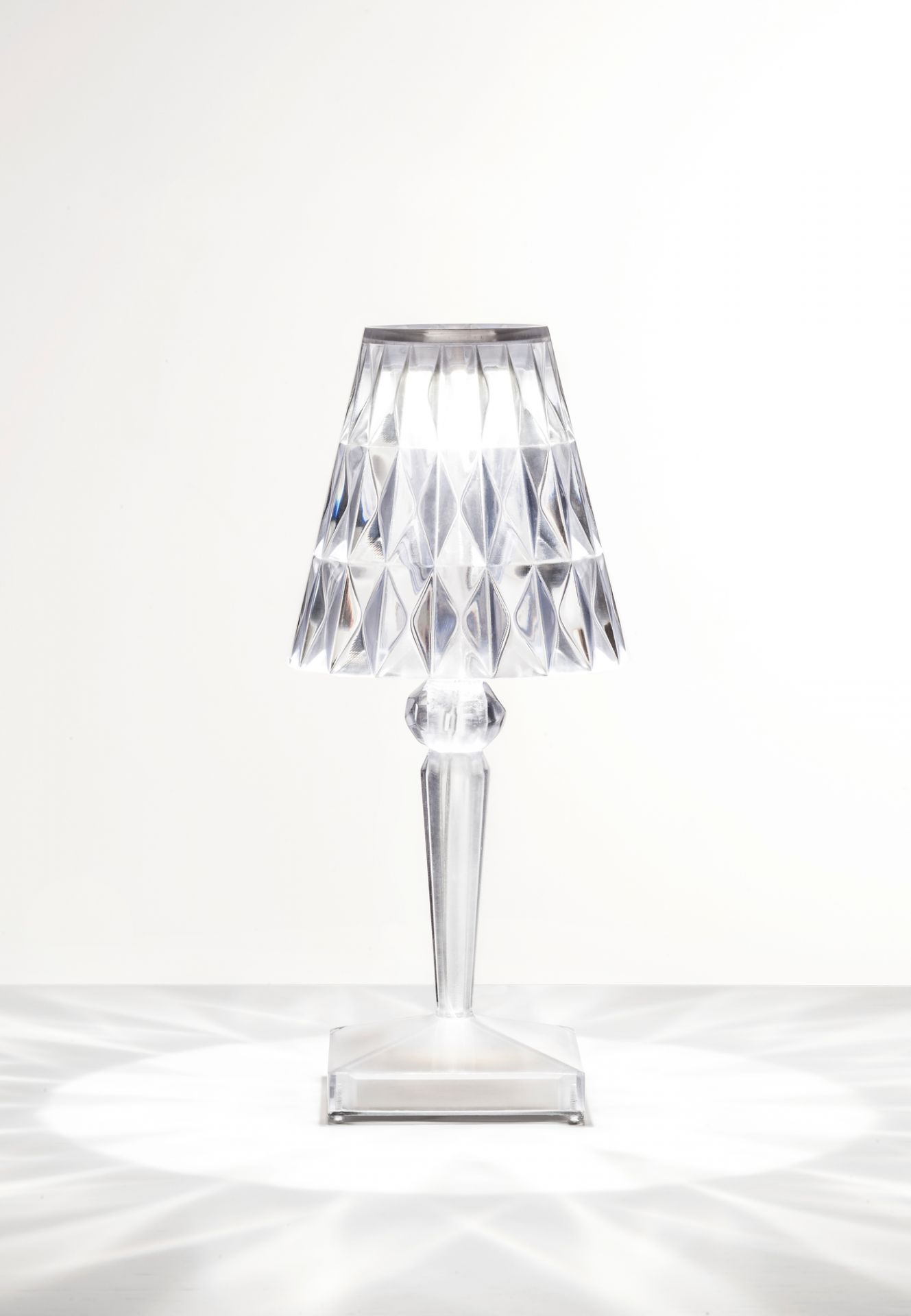 Nahaufnahme der Kartell Battery Tischleuchte in Rauch, modernes Design, kabellos, dimmbar.