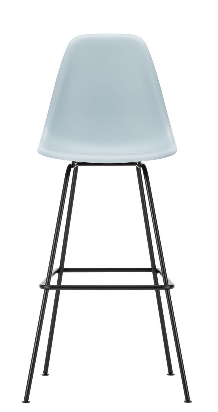 Eames Barhocker von Vitra, hellblau mit schwarzem Metallgestell, modernes Design für Küche oder Bar.