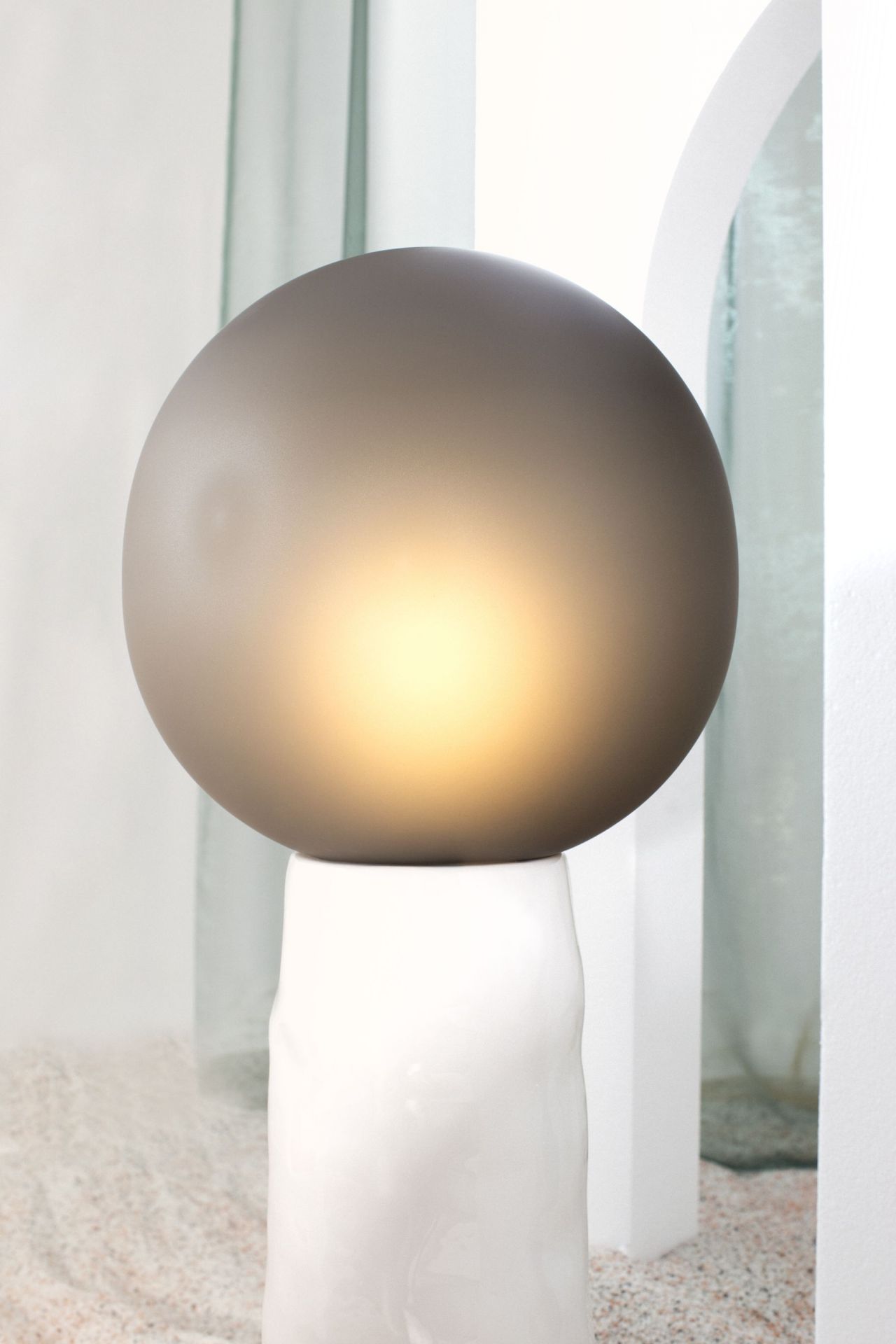 Kokeshi Stehleuchte in Grau mit weißem Fuß. Moderne Lampe für Wohnzimmer.