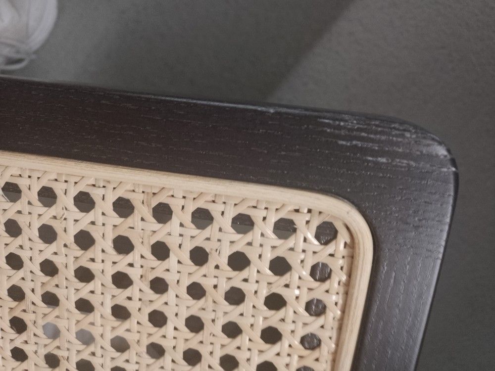 Detailaufnahme der Le Roi Bank von NORR11 mit dunkler Eiche und Wiener Geflecht, Mängelexemplar.