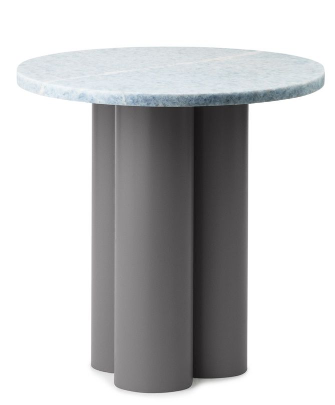 Dit Coffee Table von Normann Copenhagen mit runder, hellblauer Tischplatte und grauem, zylinderförmigem Fuß.