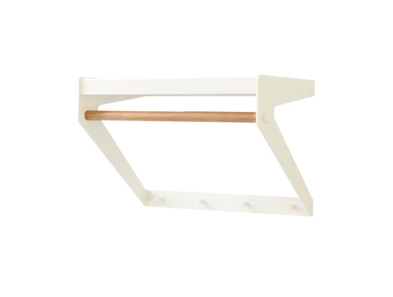 Weiße Copenhagen City Rack Wandgarderobe von Cane-Line mit Holzstange und Haken für Jacken.