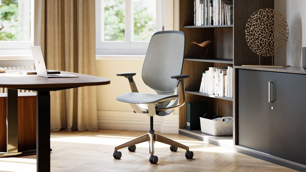 Karman Bürodrehstuhl von Steelcase, ergonomischer Bürostuhl mit Netzrückenlehne und Armlehnen, modernes Design für komfortables Sitzen.