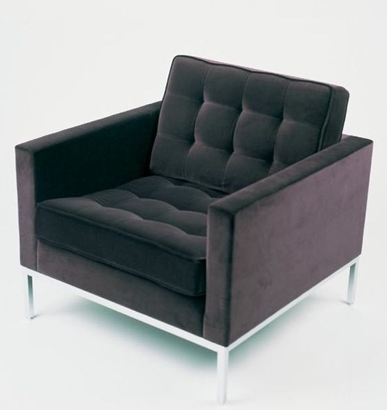 Florence RELAX Sessel von Knoll International, grauer Polstersessel mit Knopfheftung und Metallgestell.