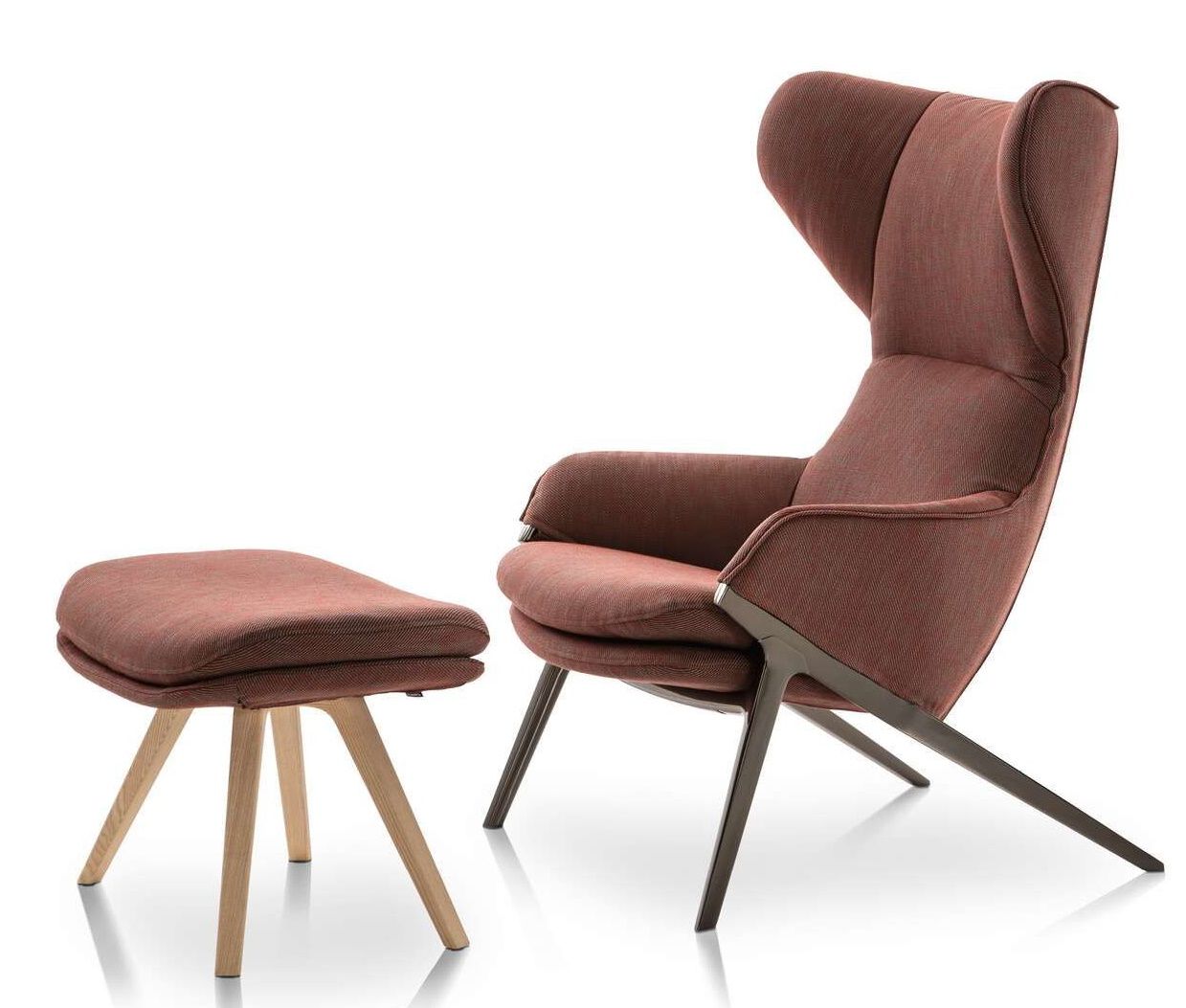 Cassina Sessel P22, braun, mit passendem Hocker, moderner Ohrensessel für Wohnzimmer und Lounge-Bereich.