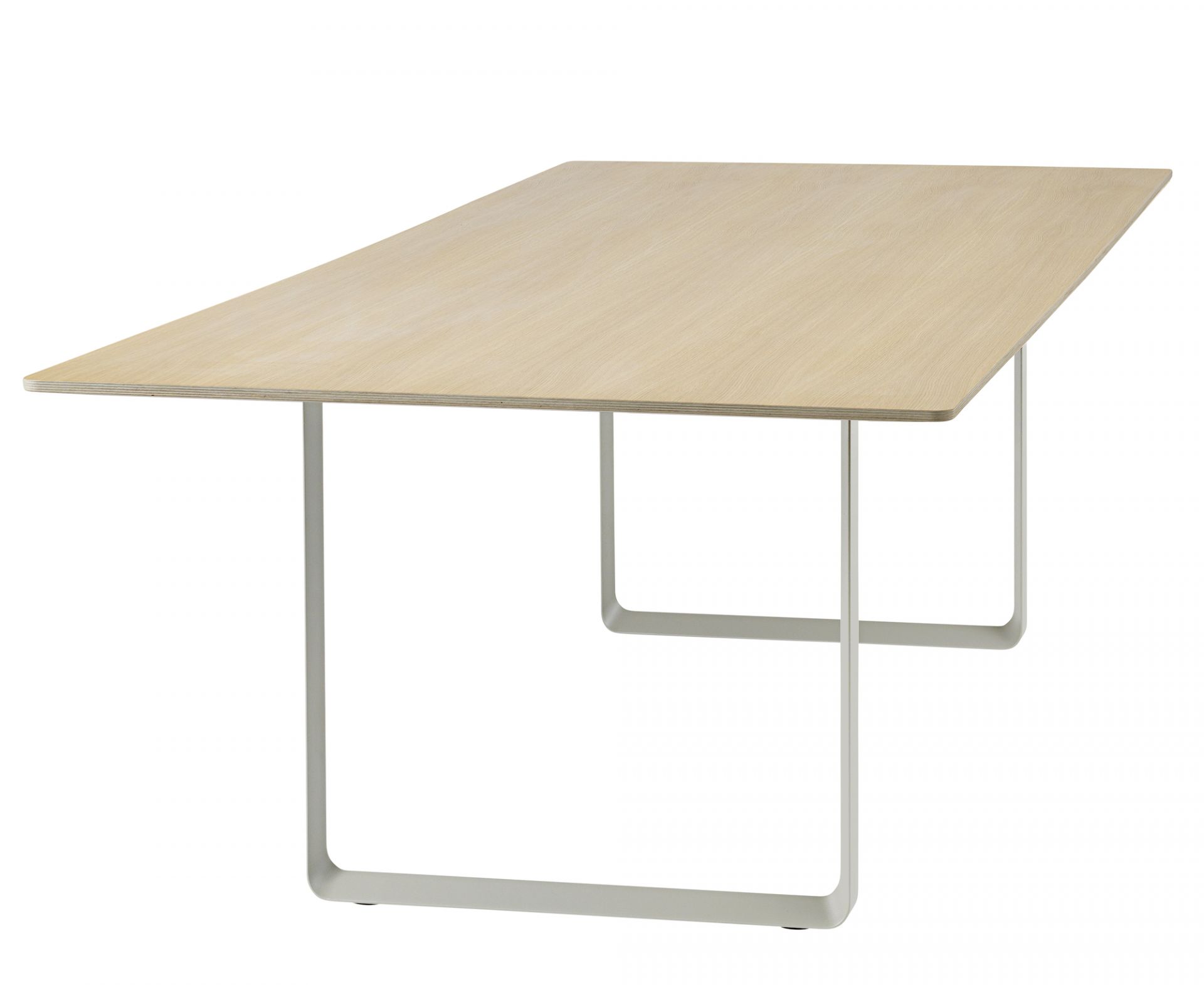 Muuto 70/70 Table Tisch, großer Esstisch mit heller Holzplatte und grauem Metallgestell.