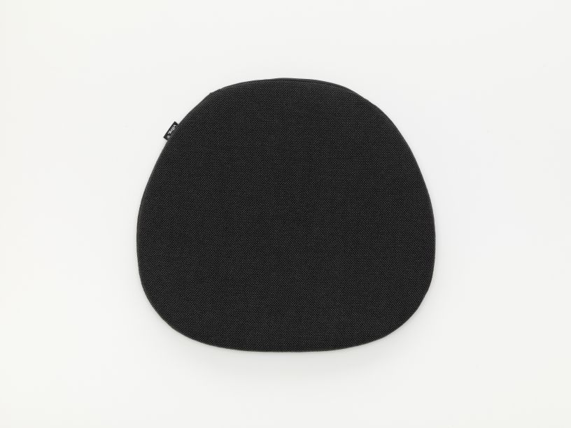 Nahaufnahme des Soft Seats Sitzkissen Indoor/Outdoor von Vitra, Typ A Cosy 2 in Pebble Grey.