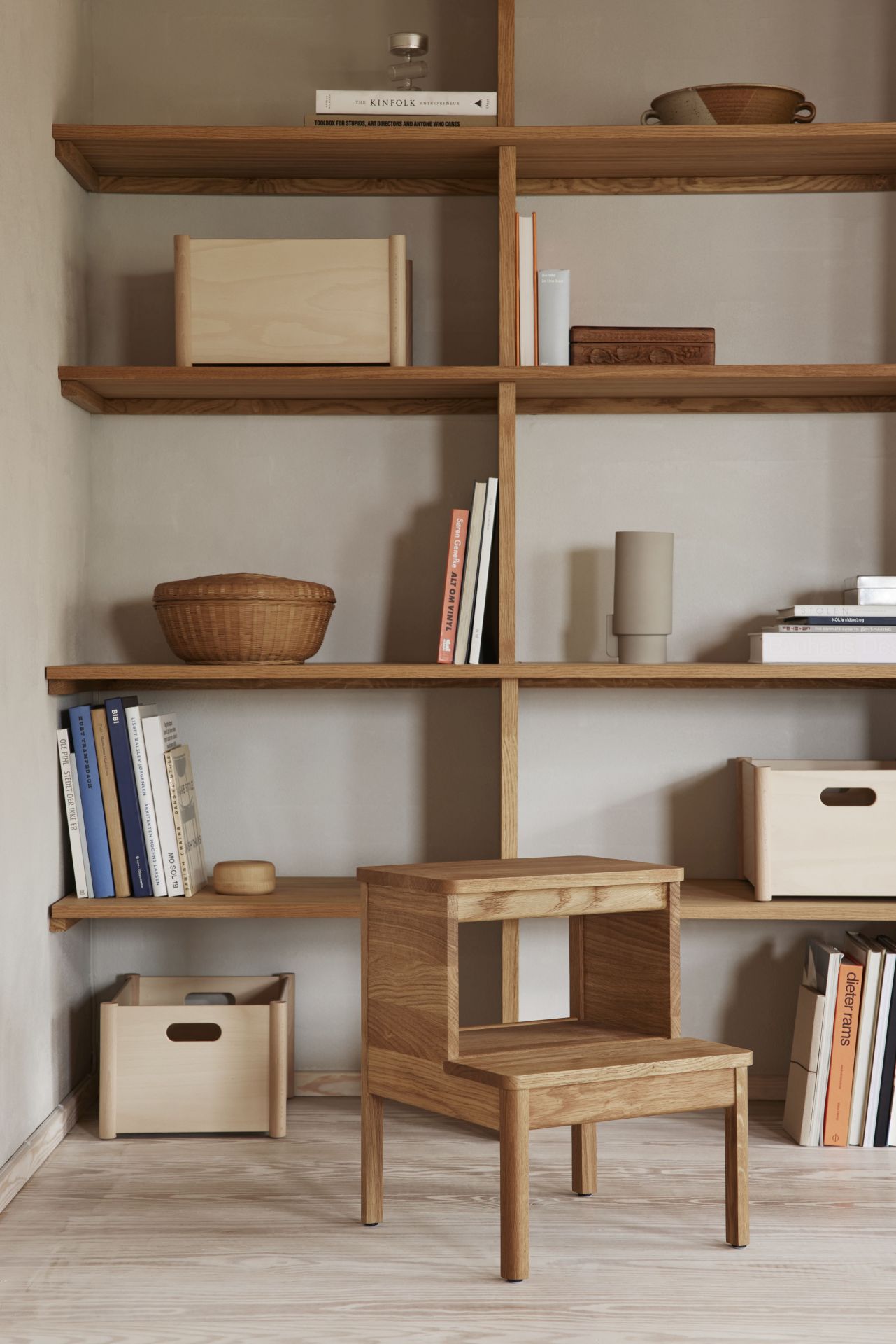 Regal mit Form & Refine Pillar Box, warmgrau gebeizt, mit Holzleiter und Dekoration.