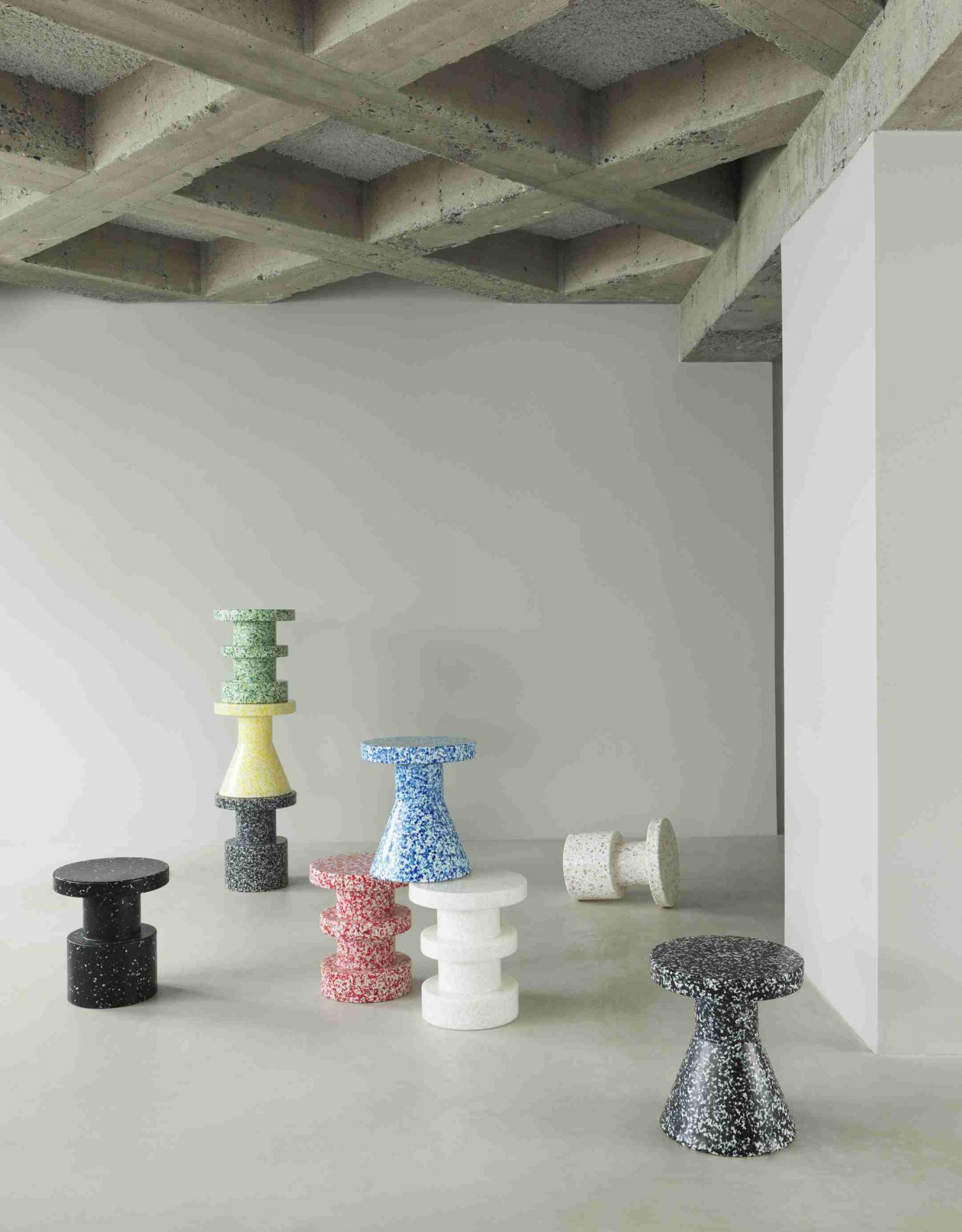Mehrere farbige Bit Stool Hocker von Normann Copenhagen im minimalistischen Raum, ideal als Sitzmöbel und Dekoration.