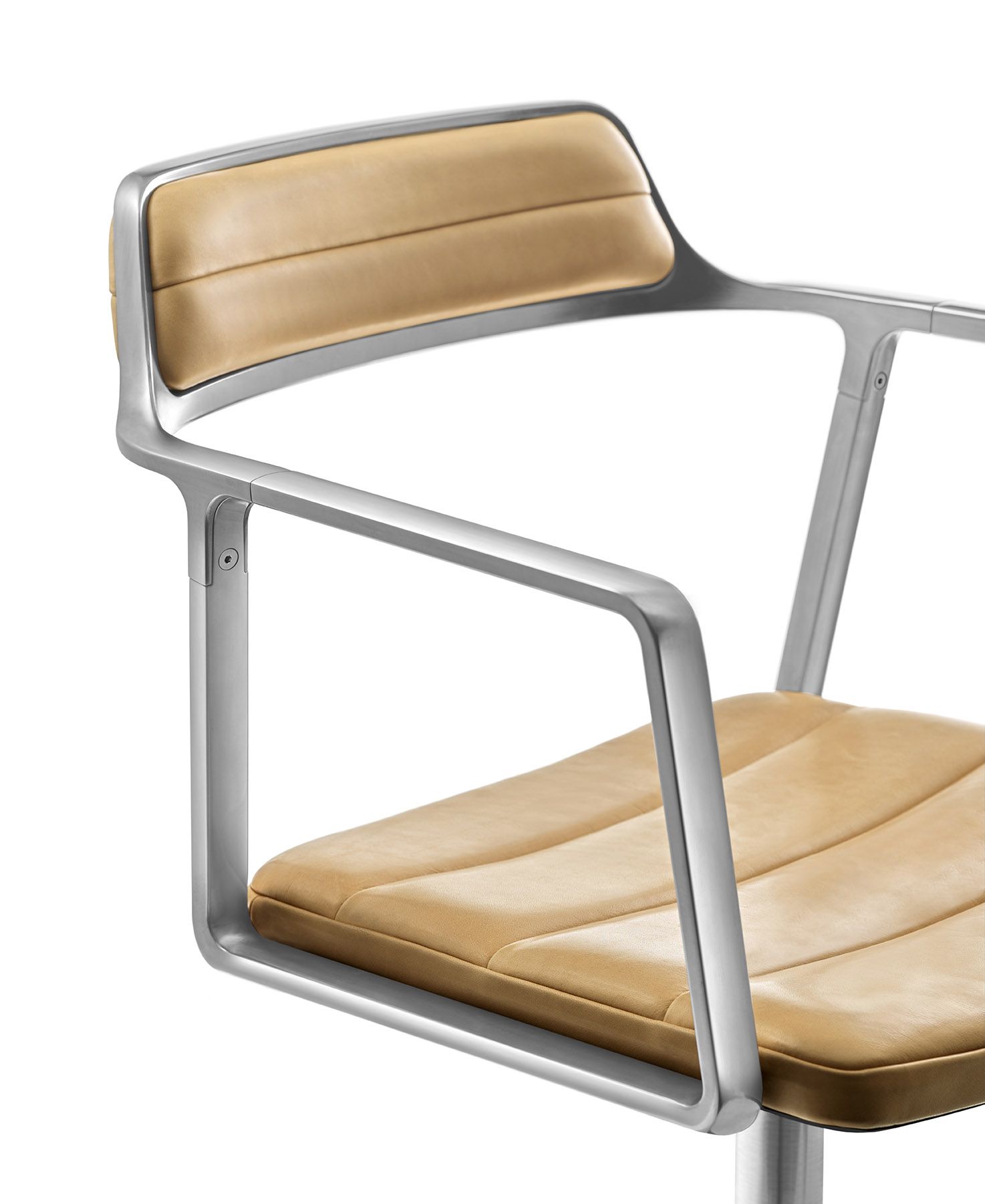 Detailaufnahme des Vipp452 Swivel Stuhls in Sandfarben, Bürostuhl mit Rollen und Armlehnen.
