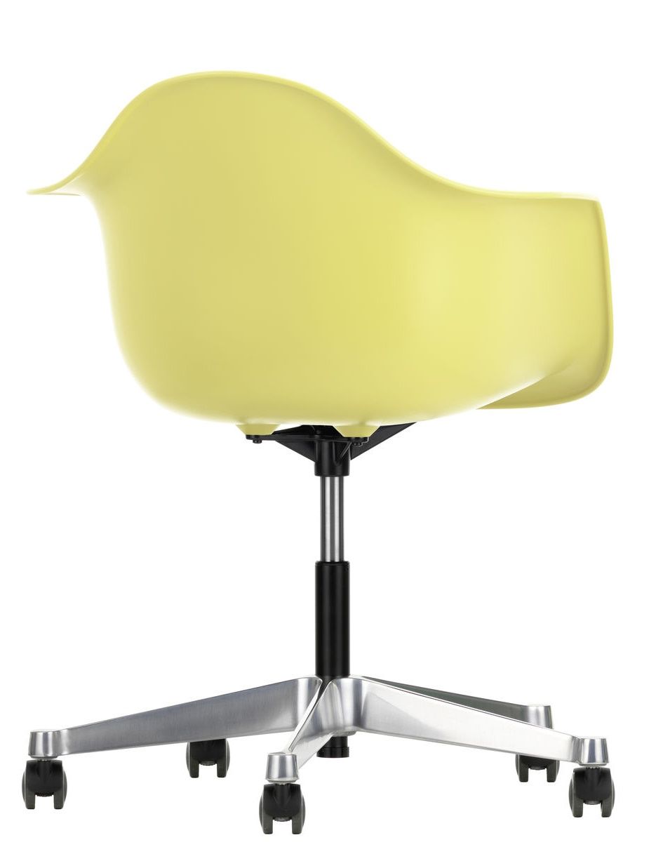 Gelber Eames Plastic Arm Chair PACC Stuhl von Vitra mit Rollen und silbernem Fußkreuz, Rückansicht.