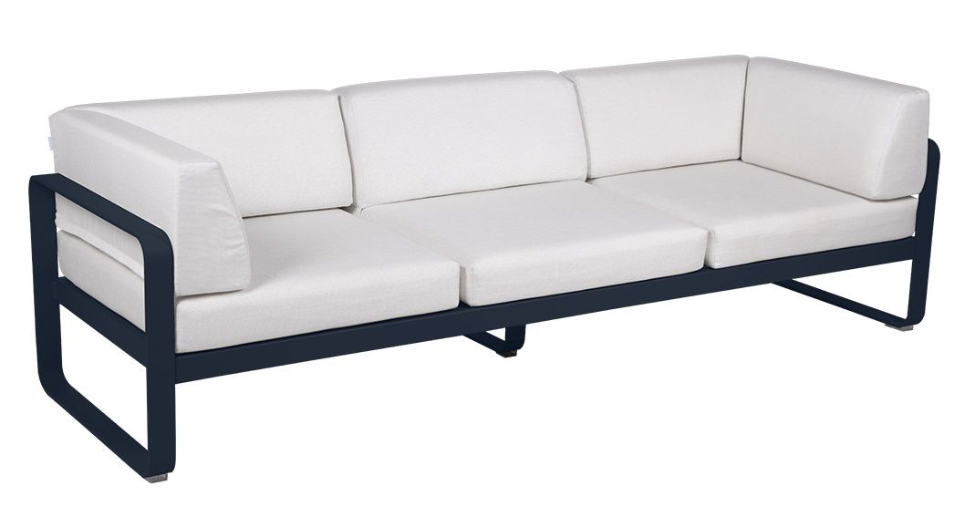 Fermob Bellevie Outdoor Sofa, 3-Sitzer, marineblaues Gestell mit weißen Kissen, modernes Design für Garten und Terrasse.