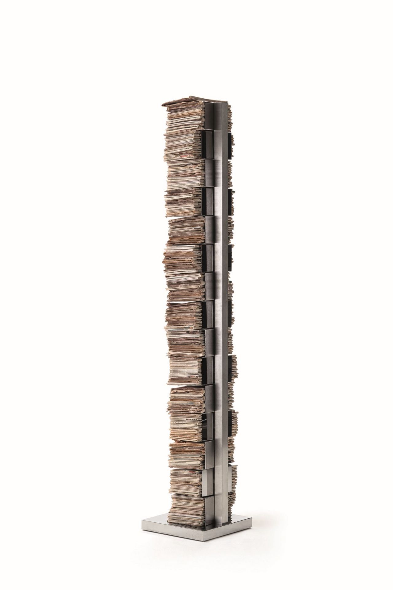 Ptolomeo Bücherregal: Freistehendes, vertikales Bücherregal aus Edelstahl, gefüllt mit Büchern. Design Opinion Ciatti.