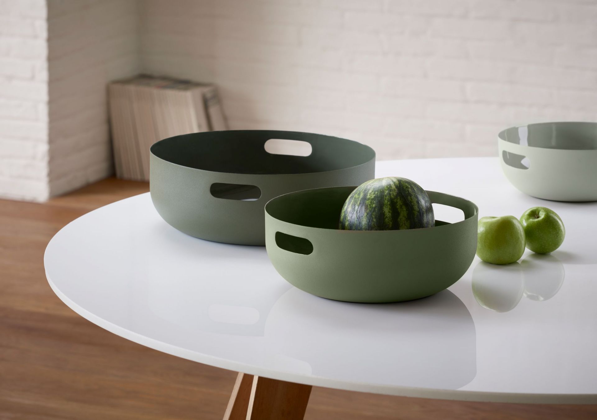Copenhagen Schalen Set von Philippi, 3 grüne Schalen mit Obst auf einem Tisch.