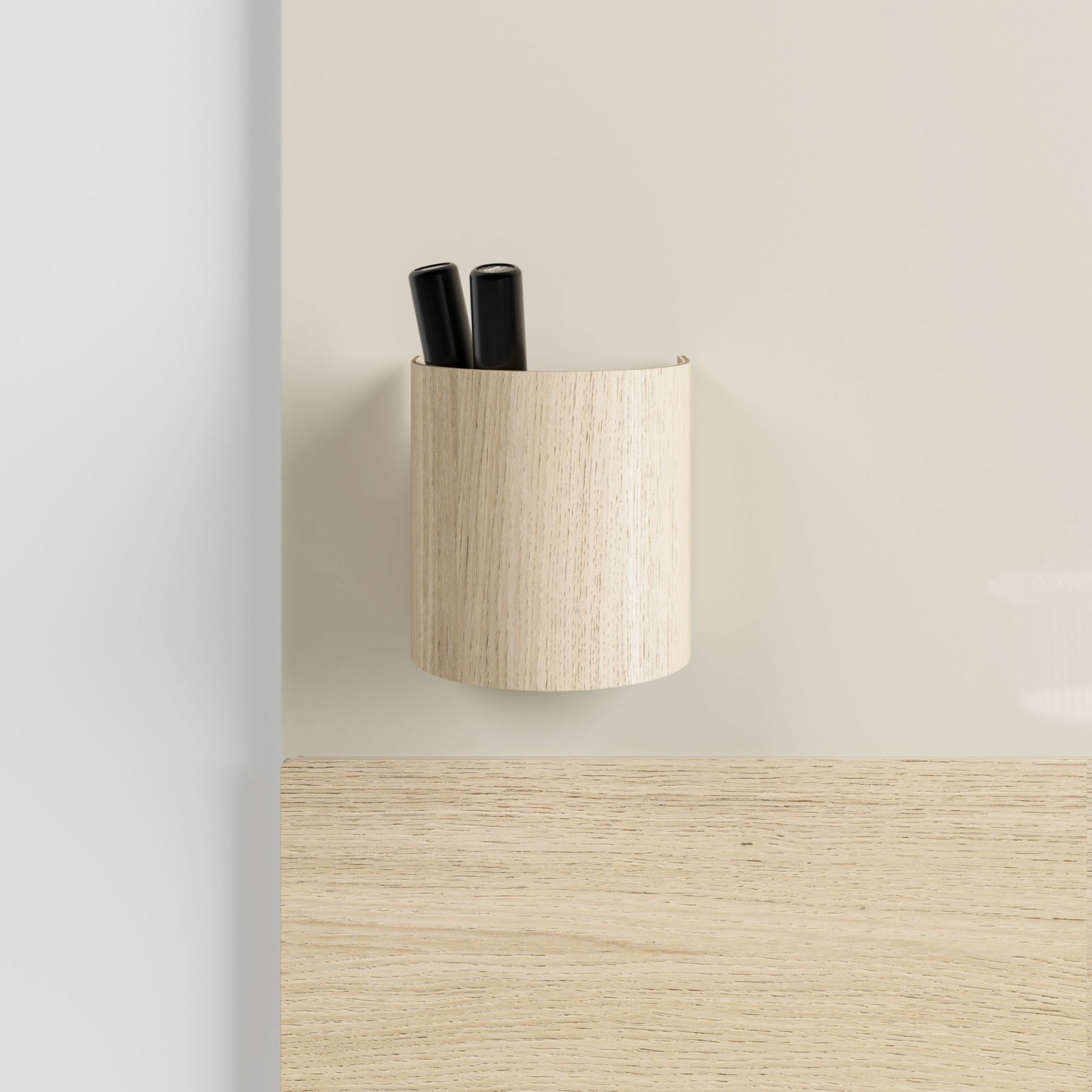Detailaufnahme der Chat Board Classic Crafted Glastafel mit Stifthalter und schwarzen Stiften.