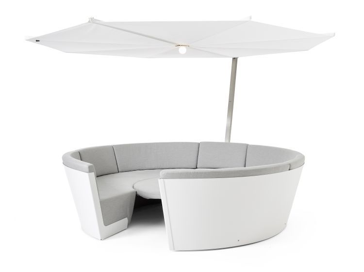 Kosmos Tisch-Sitz-Liege Kombination von Extremis, weiße Outdoor Lounge mit Sonnenschirm und grauen Polstern.