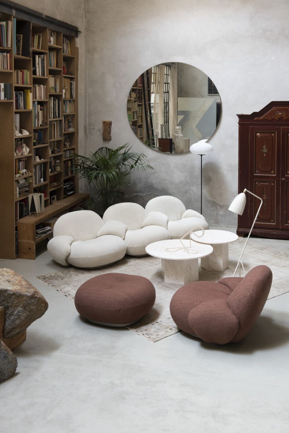 Wohnzimmer mit Couch, Sessel und Epic Coffee Table Couchtisch von Gubi aus Travertin.