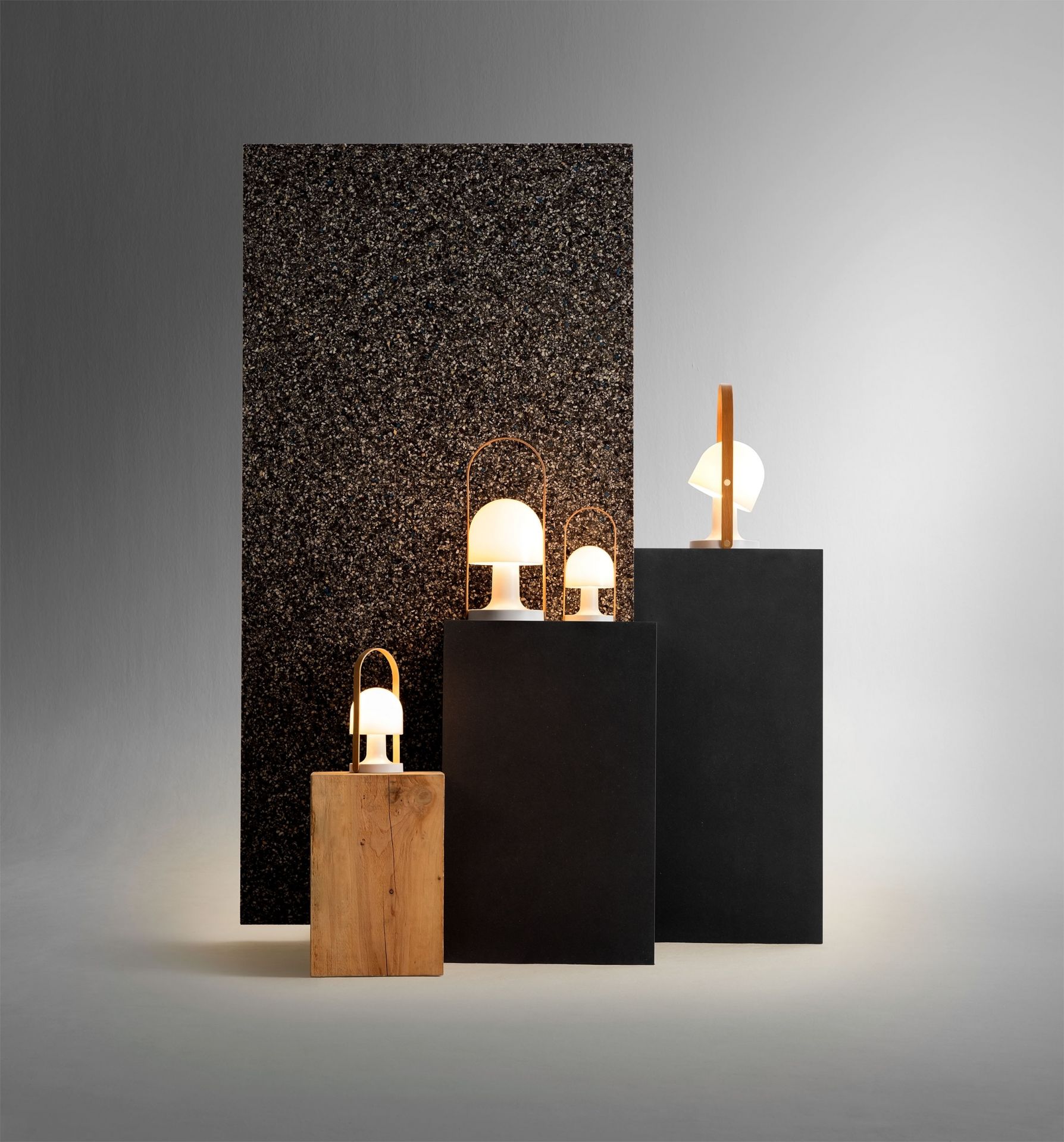 FollowMe Plus Akku Tischleuchte von Marset, tragbare Lampe mit Griff, modernes Design.