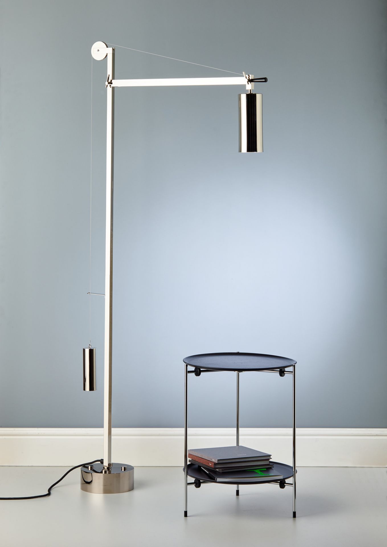 Silberne Bauhaus BH 23 Stehleuchte von Tecnolumen mit Gegengewicht und kleinem Beistelltisch.