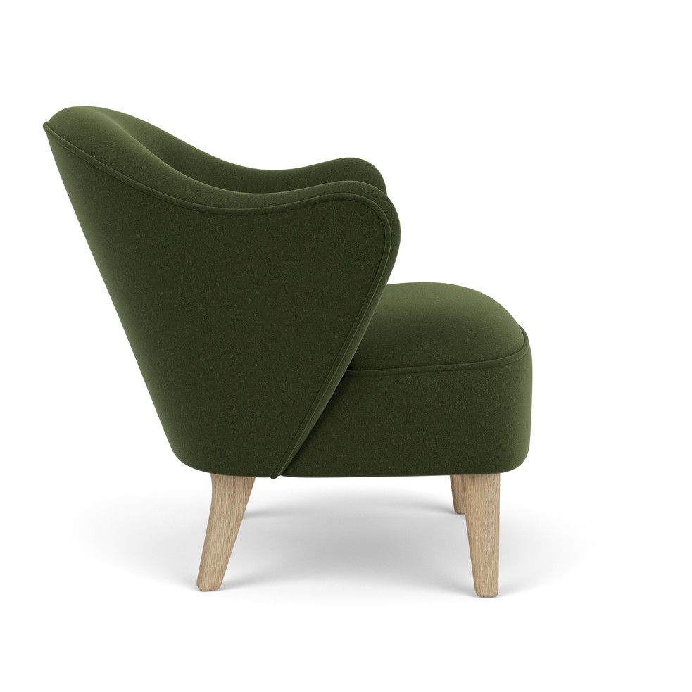 Audo Ingeborg Sessel in Olivgrün, seitliche Ansicht mit hellen Holzbeinen, moderner Ohrensessel für Wohnzimmer.